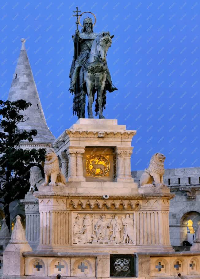 Városkép - Budapest - Szent István király lovas szobra esti kivilágításban