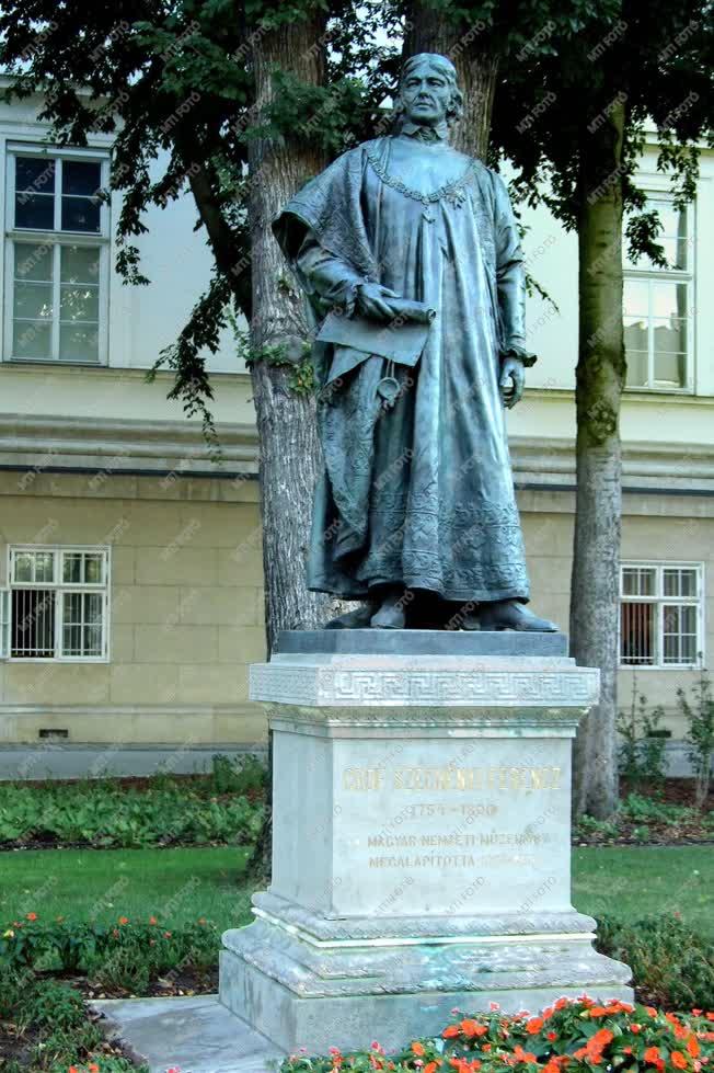 Köztéri szobor - Budapest - A múzeumalapító Széchenyi Ferenc szobra