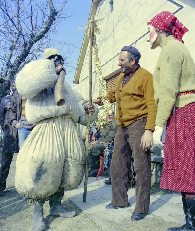 Kultúra - Hagyomány - Tikverőző maskarások