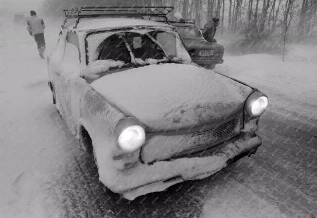 Időjárás - Hófúvásban elakadt Trabant