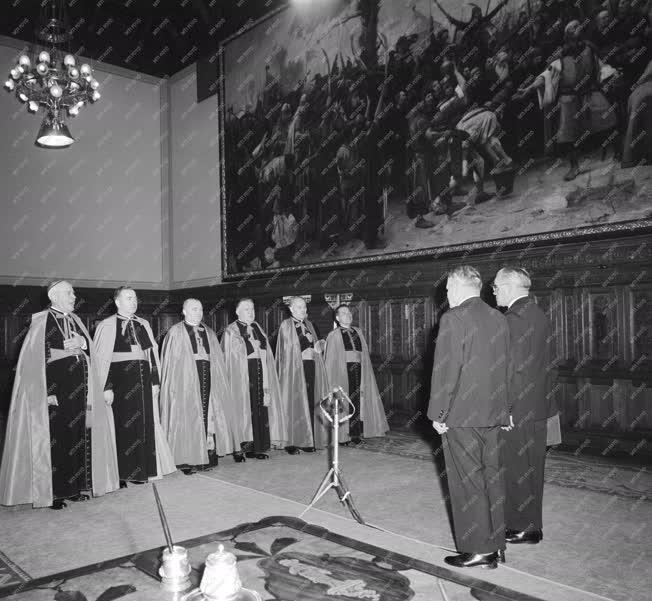Állam és egyház - Katolikus főpapok eskütétele a Parlamentben