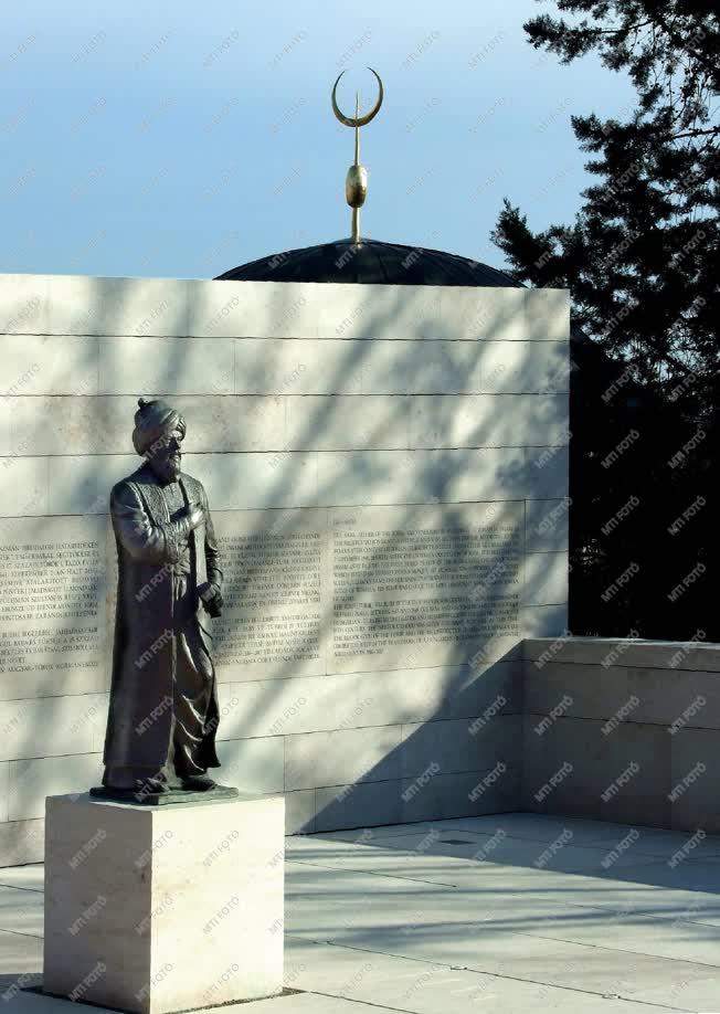 Köztéri szobor - Budapest - Gül Baba szobra és türbéje