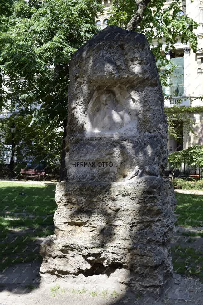 Köztéri szobor - Budapest - Herman Ottó-emlékmű