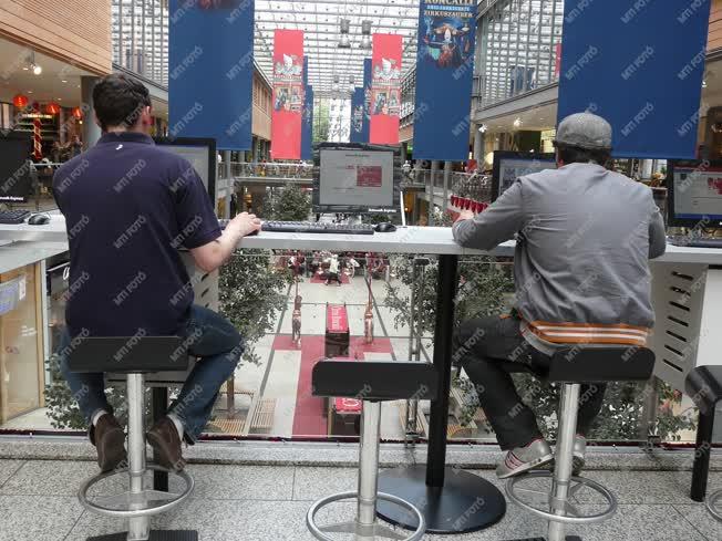 Berlin - Internetezők a Potsdamer Platz Arkaden plázában