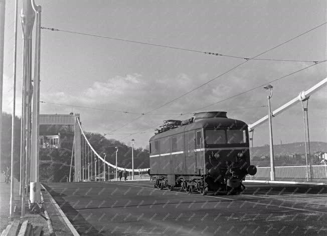 Közlekedés - Erzsébet híd teheléspróba