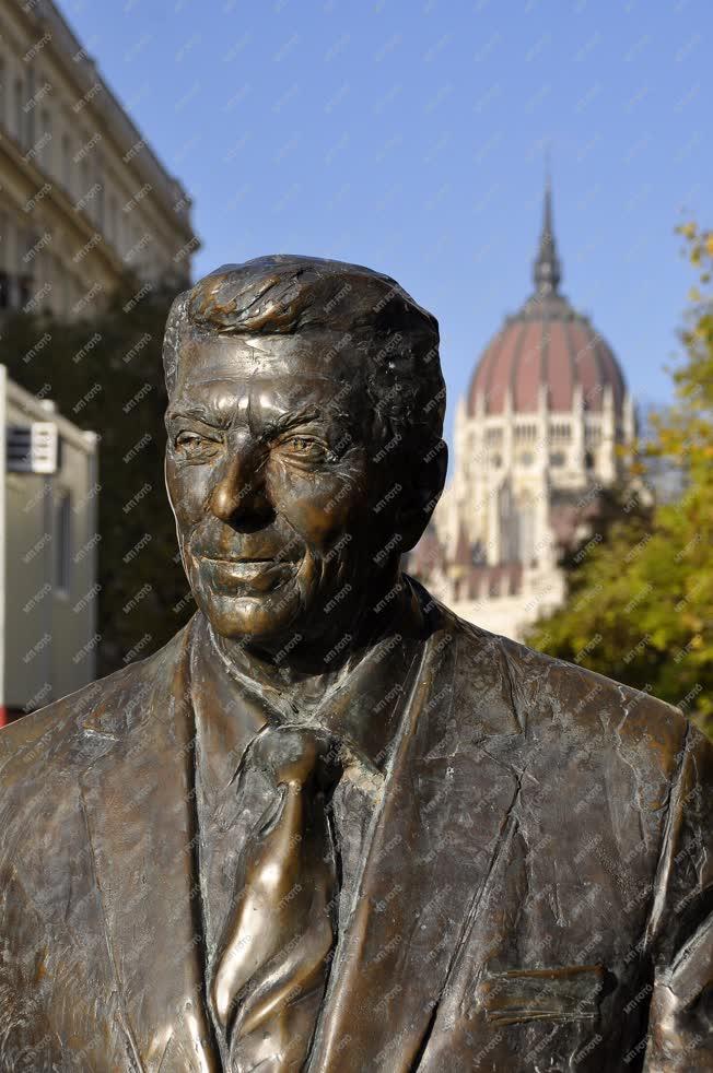 Városkép - Budapest - Ronald Reagan egykori amerikai elnök szobra