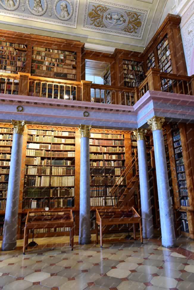 Egyház - Kultúra - Pannonhalmi Bencés Főapátsági Könyvtár