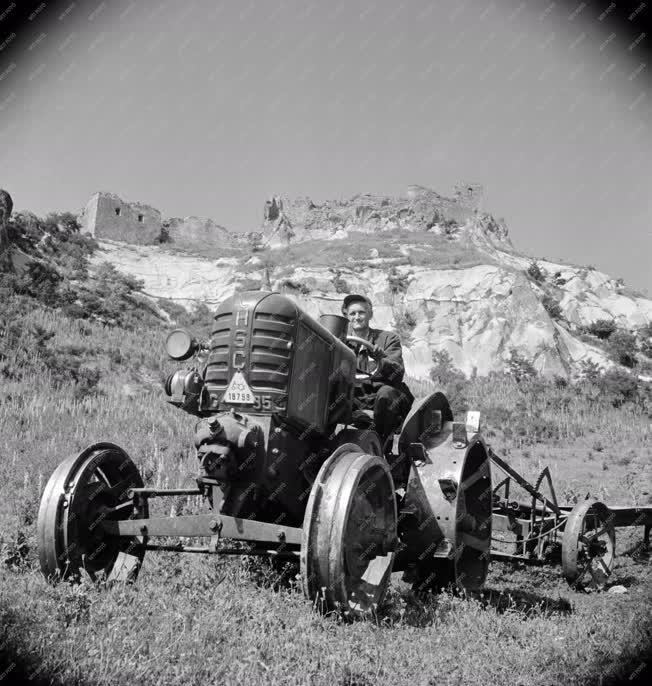 Évforduló - Eger város centenáriuma - Szántás traktorral