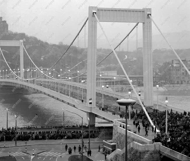 Közlekedés - Erzsébet híd átadása