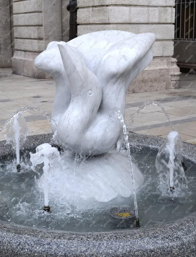 Műalkotás - Budapest - Virágmadár című szobor
