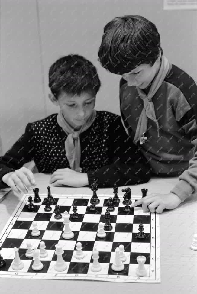 Életkép - Sakkozó gyerekek