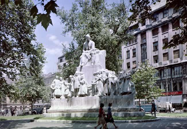 Városkép - Budapest - Vörösmarty tér