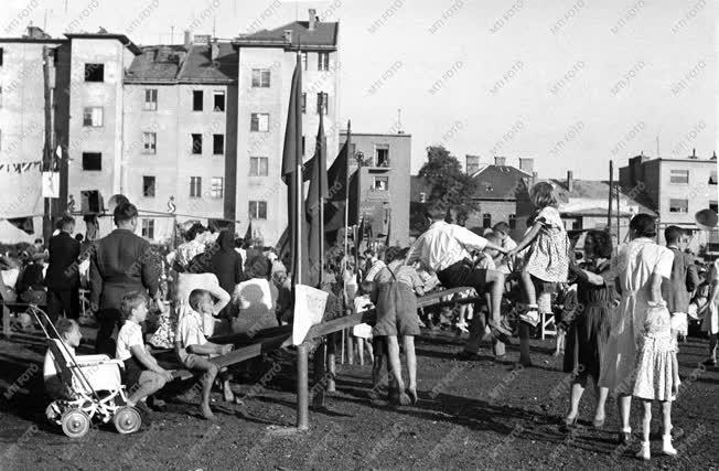 Gyermek - Róbert Károly körúti játszótér felavatása