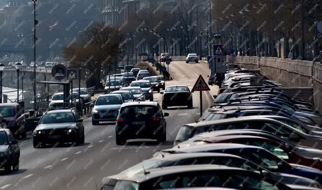 Közlekedés - Budapest - Gépkocsik a Sztehlo Gábor rakparton