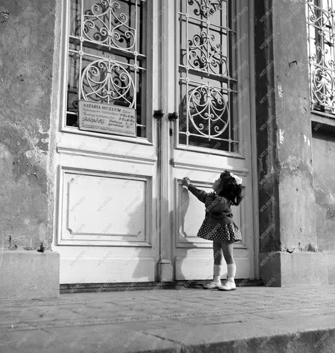 Városkép - Életkép - Egy kislány a szombathelyi Savaria Múzeum kapujánál