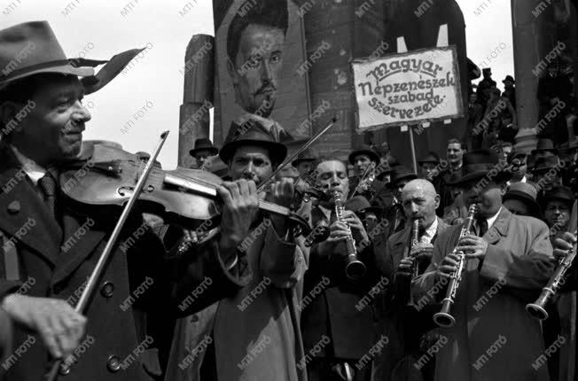 Belpolitika - Munkásküldöttek nagygyűlése - Népzenészek