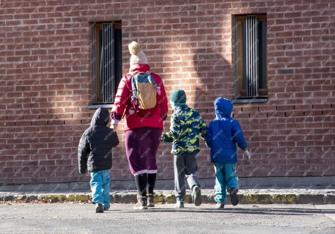 Életkép - Budapest - Anya gyerekeivel sétál
