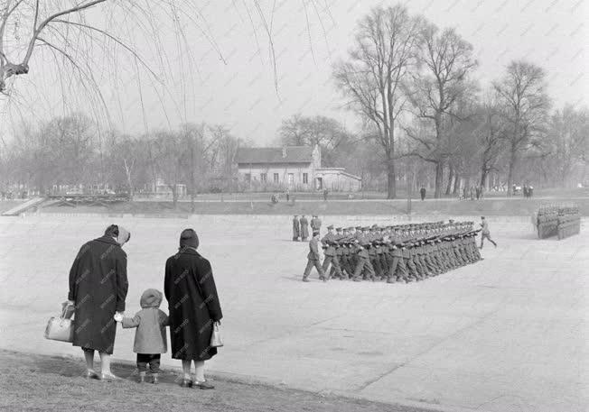 Fegyveres erők - Felkészülés az április 4-i díszszemlére