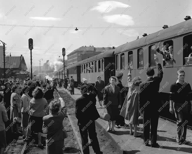 A szerző válogatása - 19 ezer gyereket üdültet a SZOT