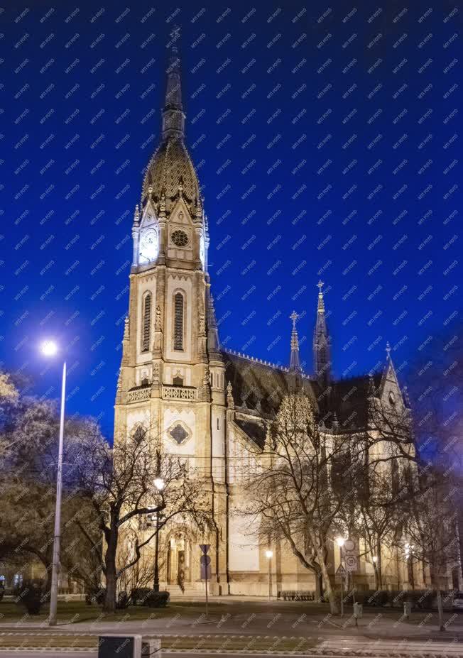 Városkép - Budapest - Kőbányai Szent László-templom esti felvételen