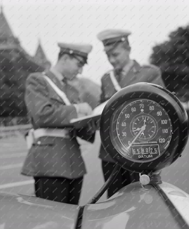 Közlekedés - Rendőrautóba szerelt sebességmérő berendezés 