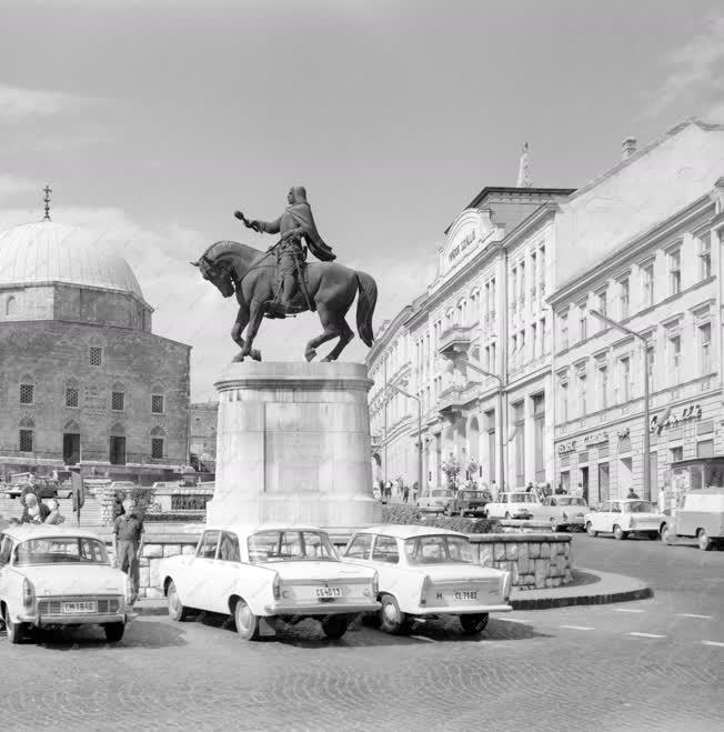 Városkép-életkép - Hunyadi János szobra Pécsett