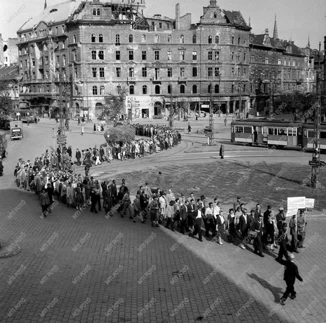 Történelem - Újjáépítés - Minisztériumi dolgozók felvonulása