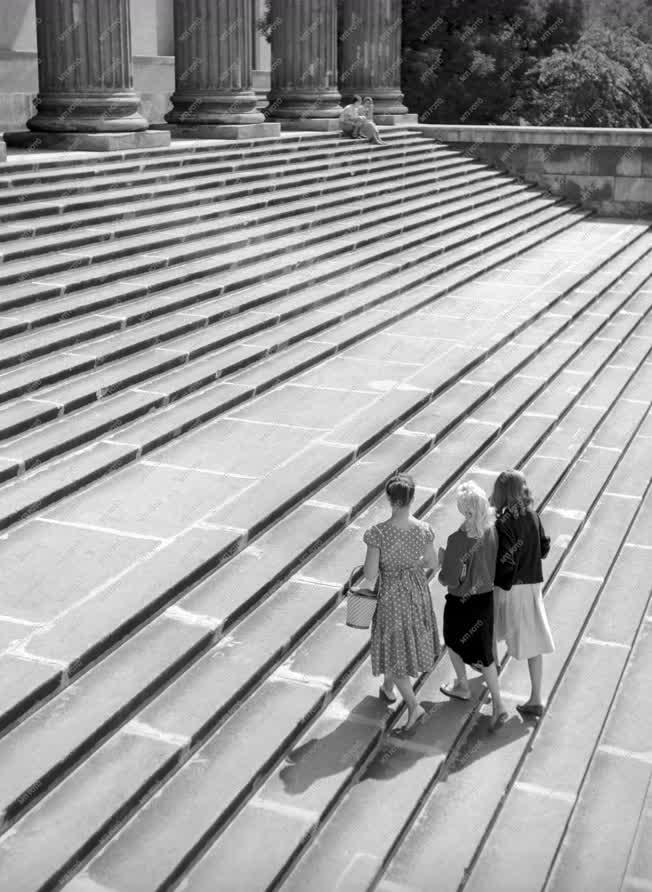 Életkép - Fiatalok a Nemzeti Múzeum lépcsőjén