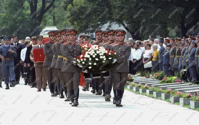 Belpolitika - Kádár János temetése