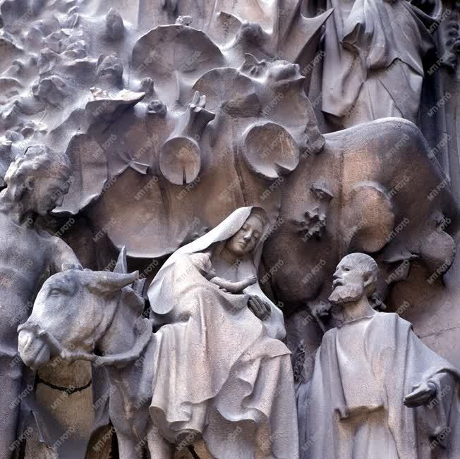 Kultúra - A Sagrada Familia domborművei