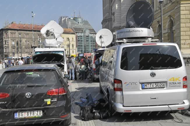 Illegális bevándorlás - Budapest - Migránsok a Baross téren