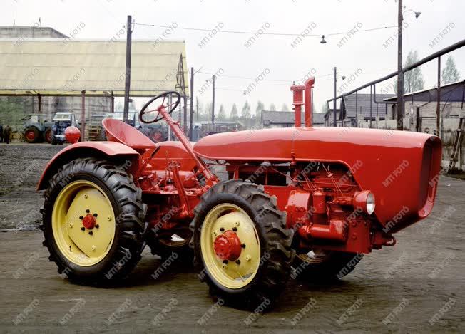 Járműipar - Dutra D4K traktor 