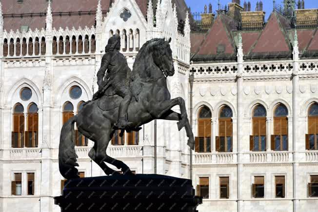  Emlékmű - Budapest - Rákóczi-szobor a Parlamentnél