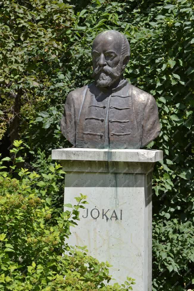 Műalkotás - Budapest - Jókai Mór szobra