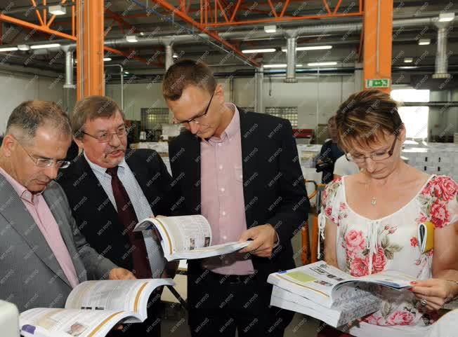 Nyomdaipar - Debrecen - Készülnek az új tankönyvek 