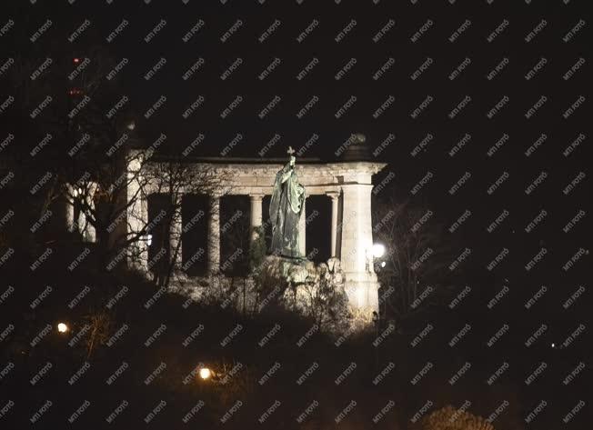 Esti városkép - Budapest - Szent Gellért szobra a Gellérthegyen