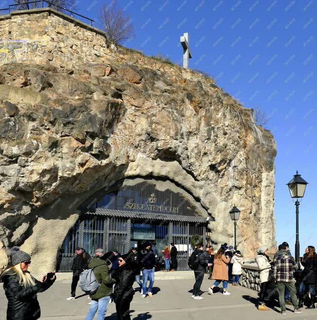 Idegenforgalom - Budapest - Turisták a sziklatemplomnál