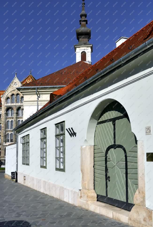 Városkép - Budapest - Felújított lakóház a Fortuna utcában