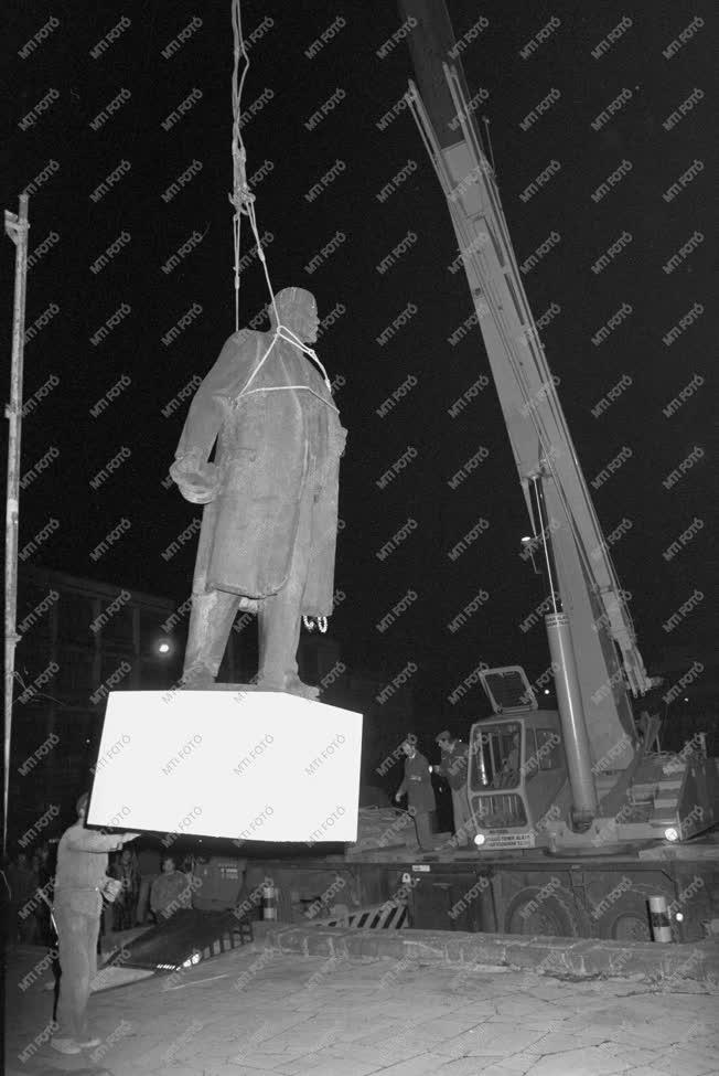 Belpoitika - Lebontják a Lenin-szobrot