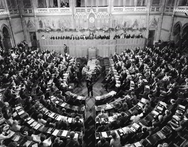 Belpolitika - Megkezdődött a VIII. magyar békekongresszus