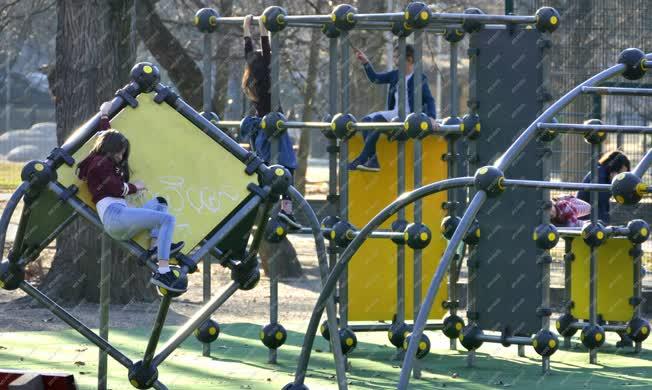 Életkép - Gyerekek játszanak a Városmajor játszóterén