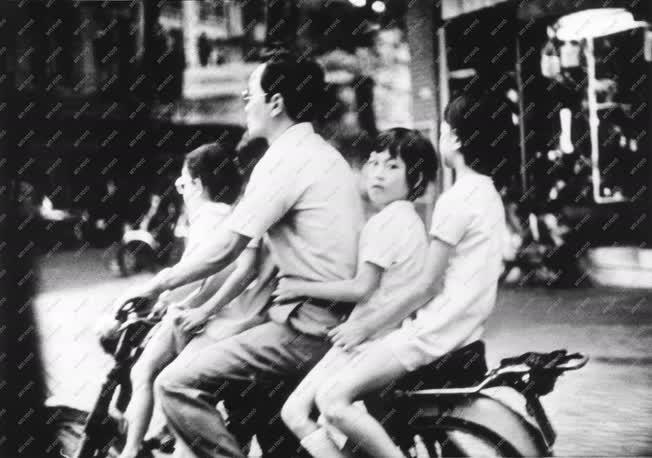 Vietnami képek - Saigon - Motorozó család