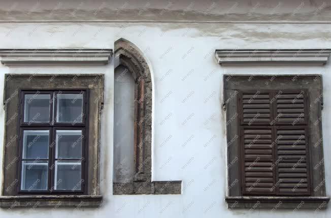 Építészeti emlék - Régi ablakok a budai Várban