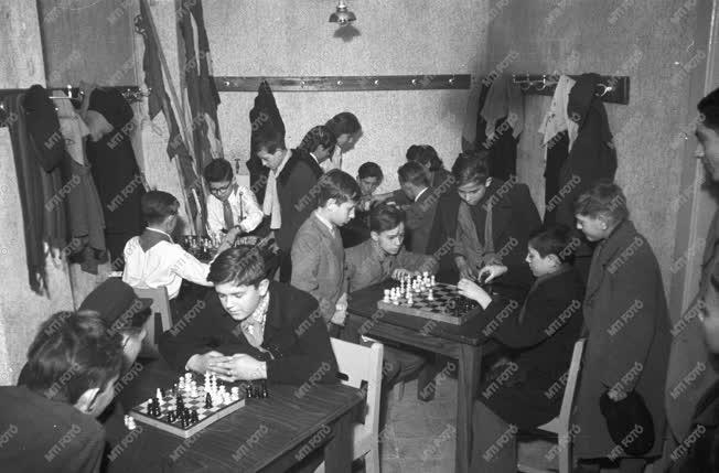 Oktatás - Sakkozó fiatalok a Csepeli Úttörőházban
