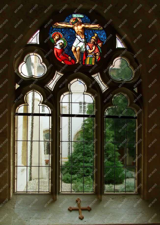 Műalkotás - Pannonhalma - Gótikus ablak a kerengő falán
