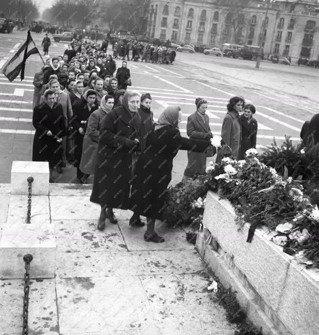 Történelem - 1956-os forradalom és szabadságharc - Az asszonyok tüntetése