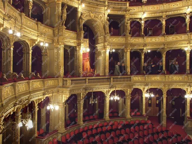 Épület - Budapest - Turistacsoport az Operaház színháztermében