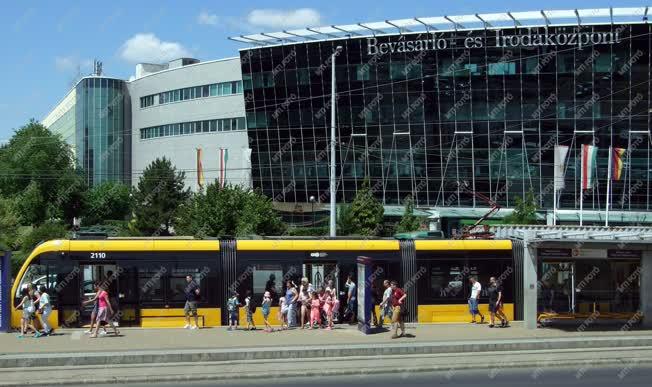 Városkép - Budapest - CAF-villamos a Lurdy Háznál