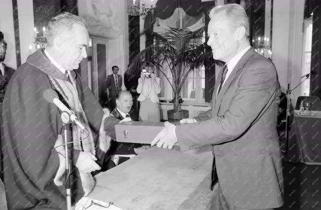 Külkapcsolat- Willy Brandt díszdoktorrá avatása 
