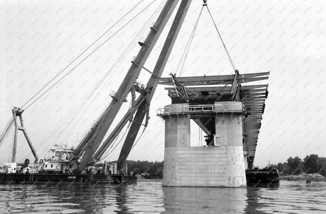 Építkezés - MO-ás autópálya Duna hídjának építése